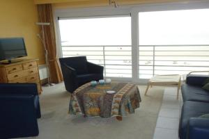Charming studio with sleeping area, terrace, and panoramic sea view T210, Blankenberge