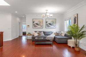 Central Spacious 3 Br Upstairs Apartments, Burnaby