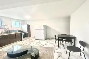 Downtown 2B Basement Unit Guest house, Montreal