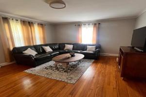 Cozy Stay Near DT with Deck and Yard Guest house, Winston-Salem