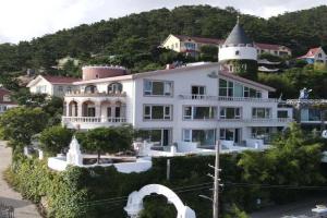 Laoshan Swan Castle Immortal Residence bathing pool Health Garden B&B Hotel, Qingdao