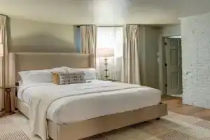 The 200 South St | Queen Rm 15 Hotel, Charlottesville