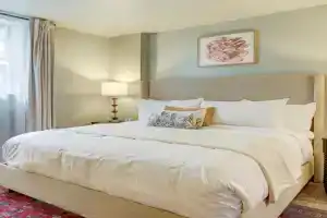 The 200 South St | King Rm 14 Hotel, Charlottesville