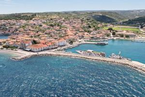Apartment Vinka near the beach, Postira
