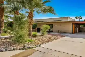 Mid-Century Elegance & Fun in Tahquitz River Estates Guest house, Palm Springs