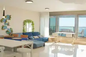 Beachfront Bliss 3 bedroom Privacy, Netanya