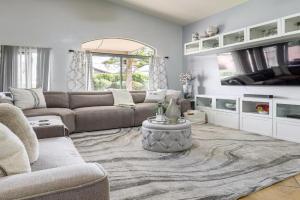 Spacious Family Home with Yard Near Arizona Mills! Guest house, Phoenix