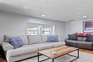 Cozy & Quiet Home Away from Home - 3 Beds 2 Baths - Fully Fenced Yard Guest house, Indianapolis