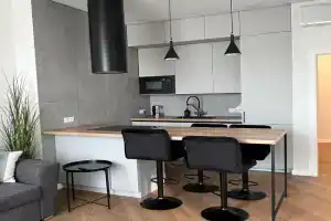 Sovremennaya s vidom na more ryadom s parkom Shevchenko, tihiy tsentr, plyazh Lanzheron Apartments, Odessa