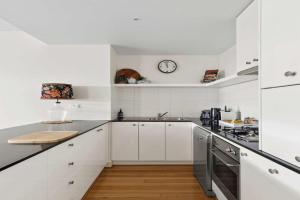 Waterfront Premium Apartment in central, Geelong