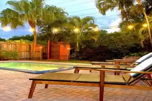 Fox Island Heated Spa- Downtown & Beach home Guest house, Fort Lauderdale