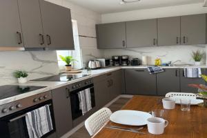 Modernes Apartment mit 7 Schlafzimmern und Balkon, Offenbach