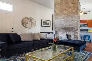 Historic 3 bedroom 4blocks from famous St Charles Ave Mardi Gras parade route, steps to Jazz venues and restaurants, New Orleans