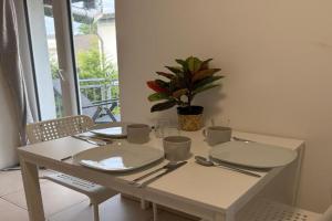 Modernes 2-Zimmer Apartment mit 4 Einzelbetten, Küche & Balkon, Offenbach