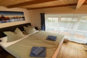 Saxonia HomeDeLuxe Appartement Neue Hochwertige voll ausgestattete Ferienwohnung mit Küche XXL Boxspringerbett 2 Einzelbetten Highspeed InternetFlatrate und Balkon Ideal für Familien Paare Kulturinteressierte und Geschäftsreisende mit MWStRechnung Apartments, Dresden