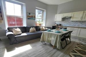 Top Location - Newly Refurbed 2BD Sleeps 6 W Loft Apartments, Cork