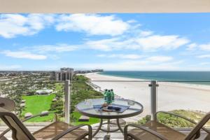 18th floor beachfront condo with pool, gym and grills Guest house, Marco