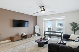 94 Modern 2B2B Near Stockyards, Resort Pool & Gym, Fort Worth