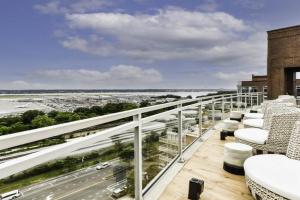 Comfy 2BR Oasis with Scenic Rooftop & Gym Apartments, Washington