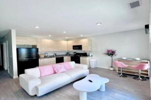 The Pink Pearl Apartments, Des Moines
