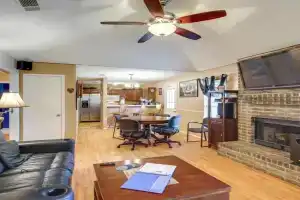 4 Blocks to ATandT Stadium Home with BBQ-Ready Yard! Guest house, Arlington