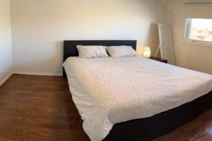 Bright private single bedroom V02 on second floor, Mississauga