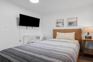 Bloomfield G Cozy and Bright Private Bedroom, Shared Bathroom, with Free Parking, Pittsburgh