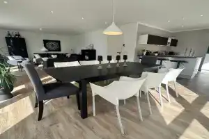 Wohnträume Große DHH aus 2024 - 160 m2- bis 7 Personen - 2 Bäder - sehr ruhig - nahe Zentrum Guest house, Neumunster