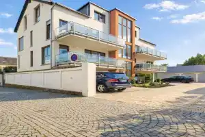 KStay Apartment-Kombi im EG und DG für bis zu 8 Personen mit Dachterrasse, Parkplätzen, Smart-TVs, Eltville