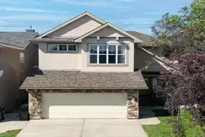 Luxury Home with 5 BR, 9 Beds, 4BA, sleep 12, AC, Crib Guest house, Calgary