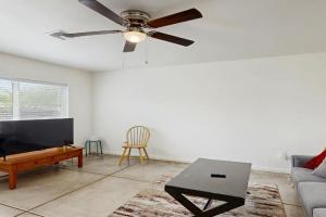 Home with Central AC, W and D, and Yard Dog Friendly! Guest house, Tucson