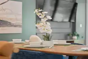 Stunning Penthouse Double King Suite on Butler Street with rooftop deck and free off street parking, Pittsburgh