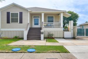half Mi to Beach Seawall Retreat with Pool Guest house, Galveston
