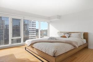 Luxury High-Rise Suite on the 27th Floor Near Eaton Centre Hotel, Toronto