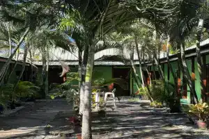 Summer Lodge, Pantai Tengah