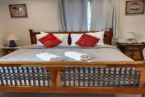 Green Salad Hostel, Ban Bang Po