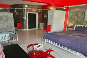 Suites & Gym, Karon