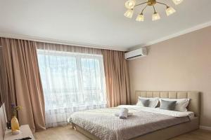 Svetlaya i uyutnaya s vidom na gory, ryadom s TRTs Apartments, Almaty