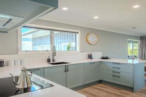 Fairway Views - Golf Course location with Spa Pool Guest house, Rotorua