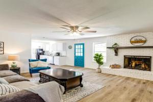 Near Shops and Eats Commuter-Friendly FWTX Home Guest house, Fort Worth