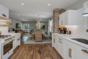 The Sabal 3BR 3BA with Hot Tub Guest house, Columbia