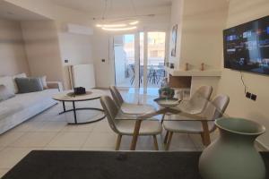 Heraklion City and Sea View 2BR Apartment- 5min to Center, Heraklio Town