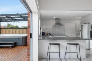 Beautiful Beach Retreat - 3 minutes from the beach Guest house, Dunedin