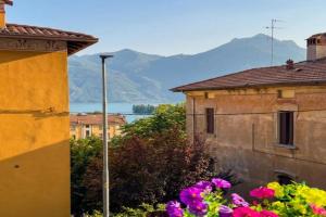 Lovere -Modern Apartment with Balcony, Lake View & AC, Lovere