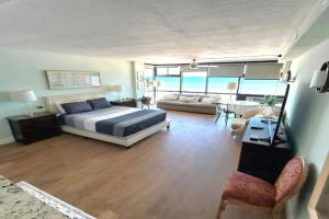 Spectacular Oceanfront Studio w/kitchenette, Daytona Beach