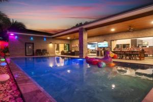 Noi's Villa - tropical oasis with pool and maid, Bang Tao