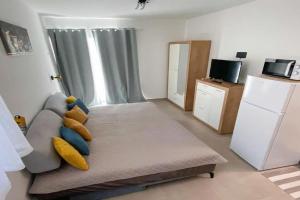 Awesome Apartment In With House Sea View, Karlobag