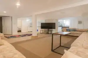 Melrose Place Poolside Hideaway Heated Pool All Year Ideal for Groups Sleeps 6 plus Mini-hotel, Victoria