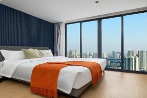 Jingyi Qingju Service Apart-ment--Spacious balcony with sofa ,washer and refrigerator,Conveniently located the University District, Shenzhen
