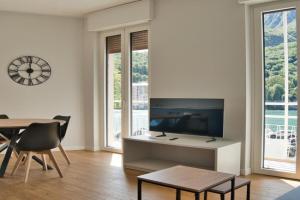 Wake of the lake - bright waterfront apartment, Lecco